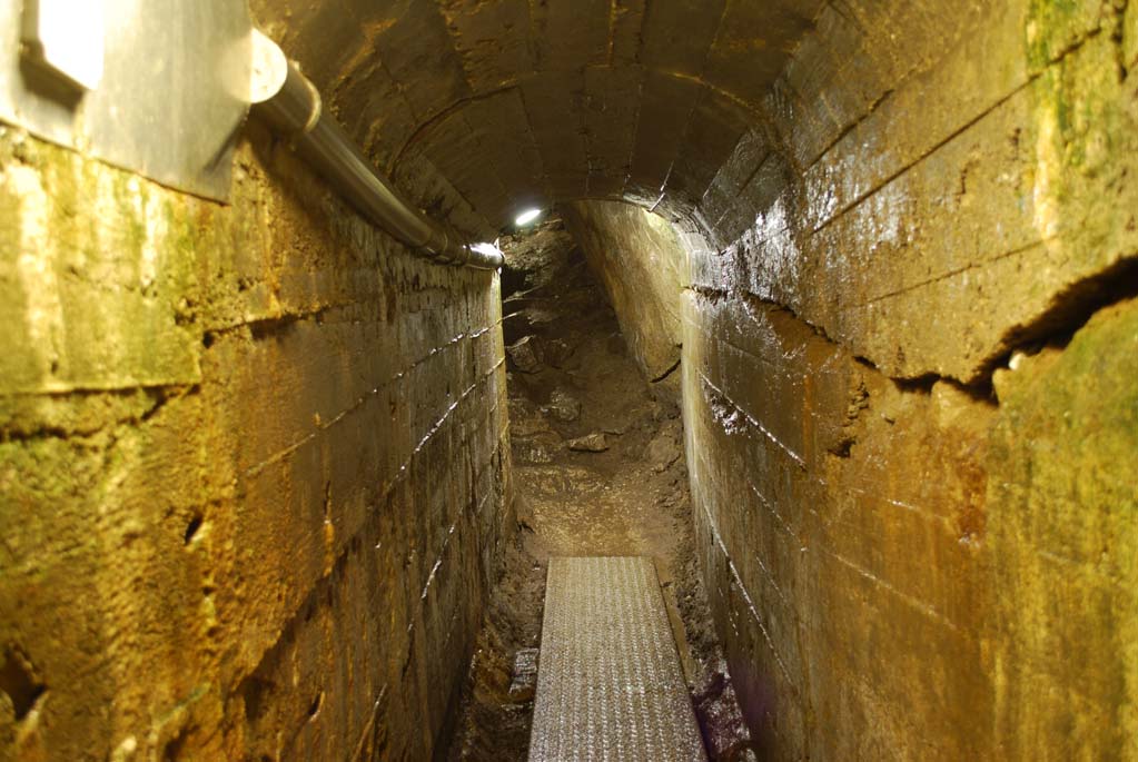 Sztuczny tunel wejściowy w Jaskini Mroźnej