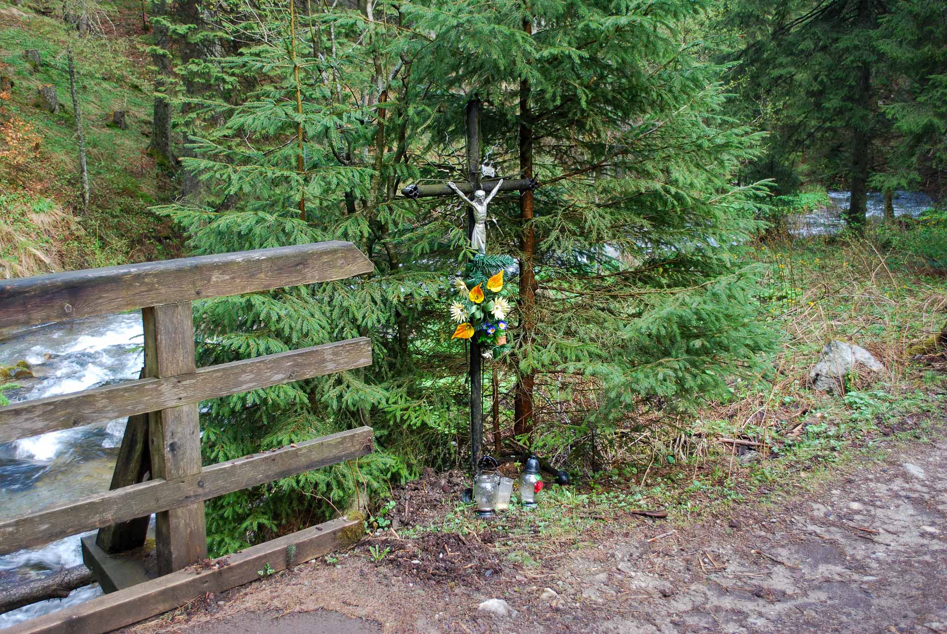 Metalowy krzyż upamiętniający śmierć dwóch górali w 1986